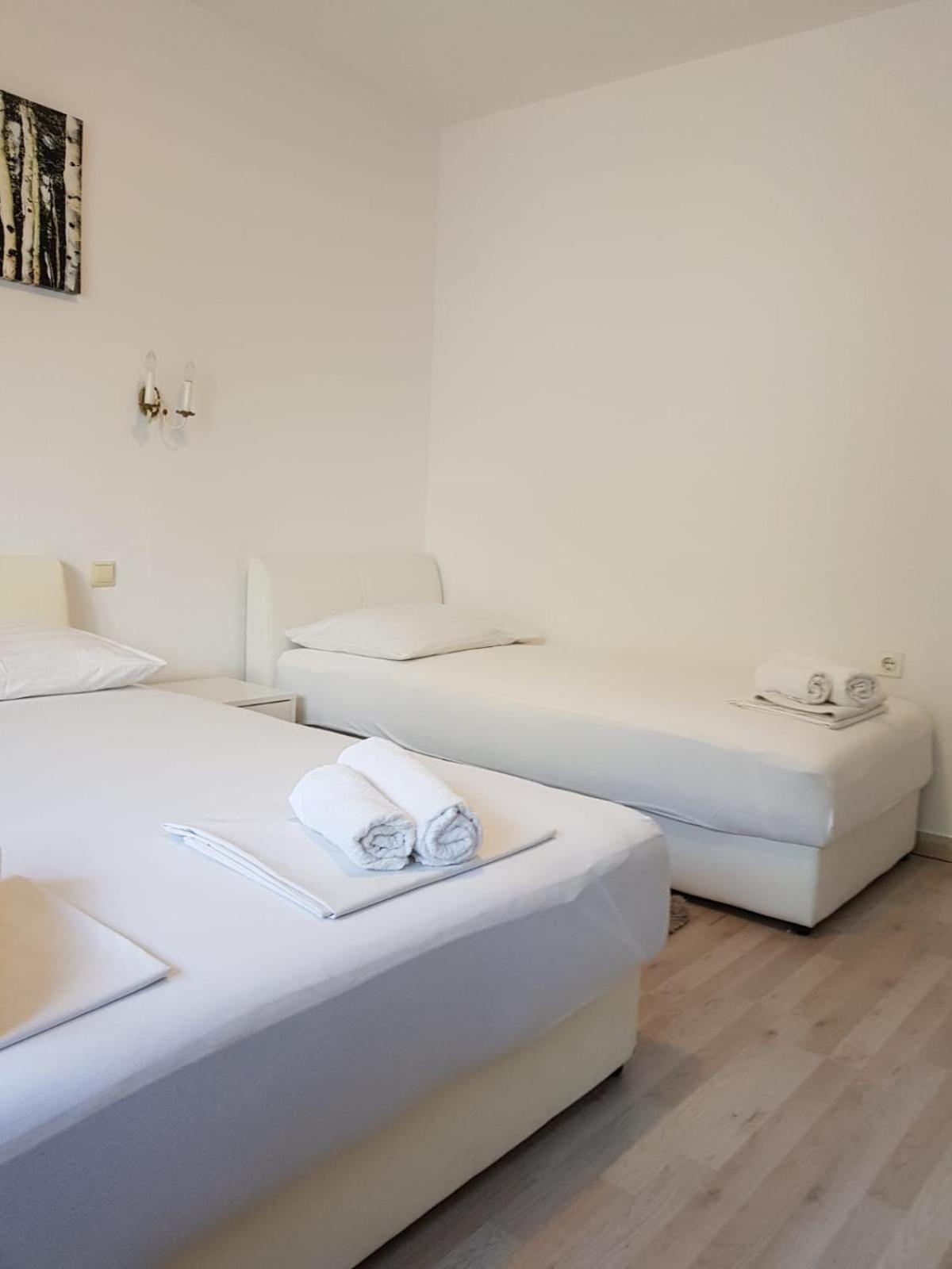 Apartmani Jureta Okrug Gornji Ngoại thất bức ảnh