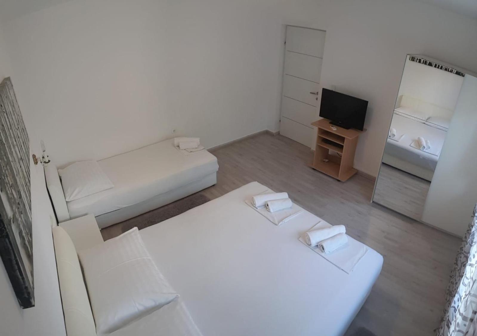 Apartmani Jureta Okrug Gornji Ngoại thất bức ảnh